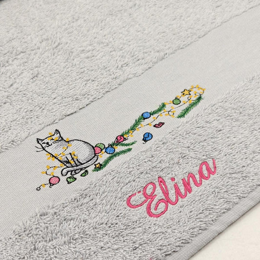 Nahaufnahme der Katzenchaos Stickerei mit Namen um die Qualität zu zeigen.