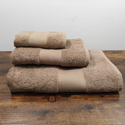 Drei Handtücher in verschiedenen Größen aufeinander gestapelt.