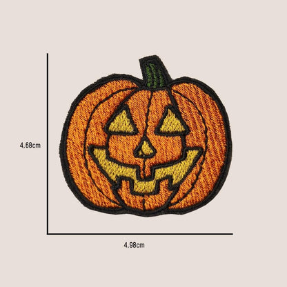 Halloween Kürbis Aufnäher zum Aufbügeln mit Größenbeschreibung auf einem neutralen Hintergrund