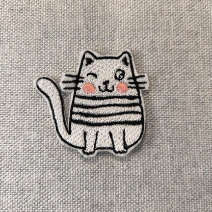 Eine Nahaufnahme der Zwinkernde Katze Aufnäher.