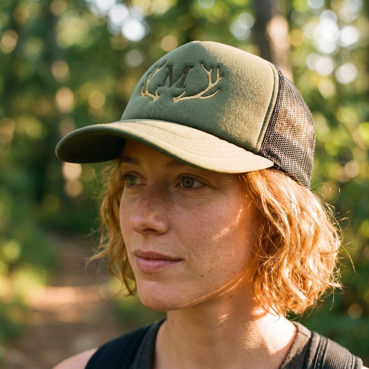 Olivgrünes Trucker Cap auf einer weiblichen Modell in der Natur
