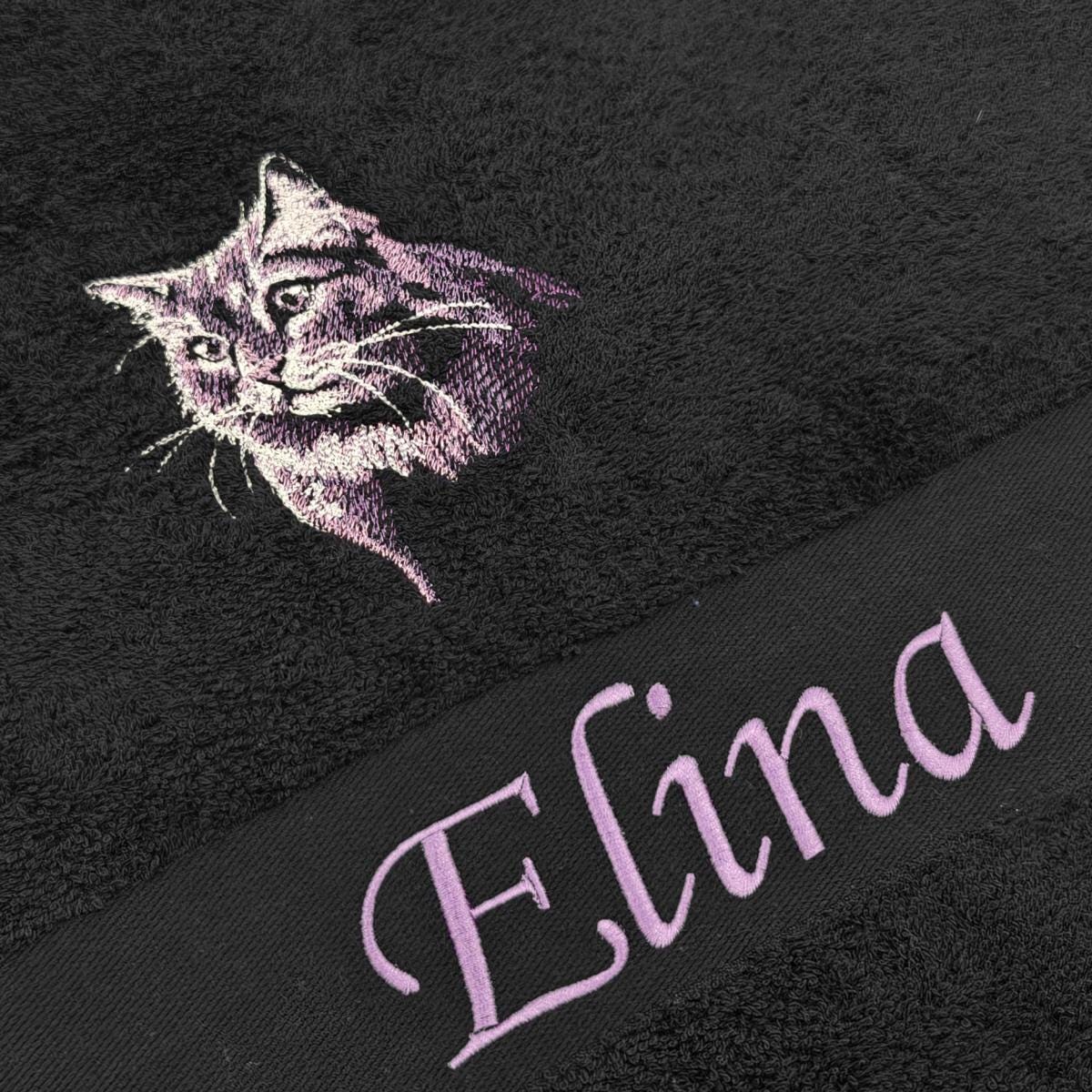 Nahaufnahme der Katzenstickerei und Name um die Qualität zu zeigen.