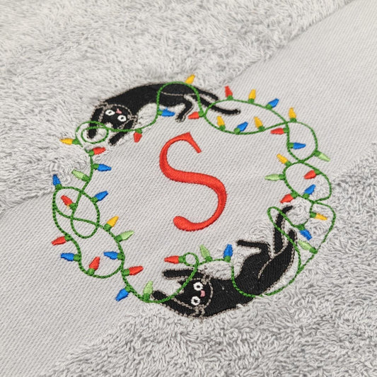 Nahaufnahme der Katzen Lichterkette mit einem roten S Stickerei um die Qualität zu zeigen.