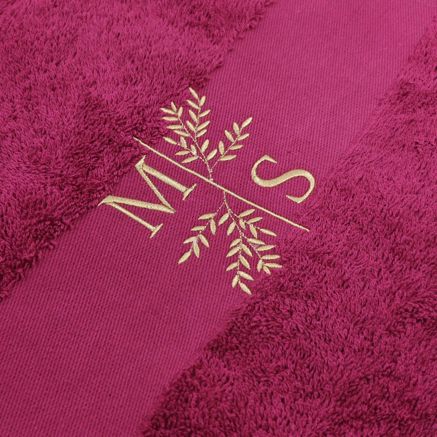 Detail Stickerei Initialen mit Blumenmotiv auf personalisiertem pinkem Handtuch