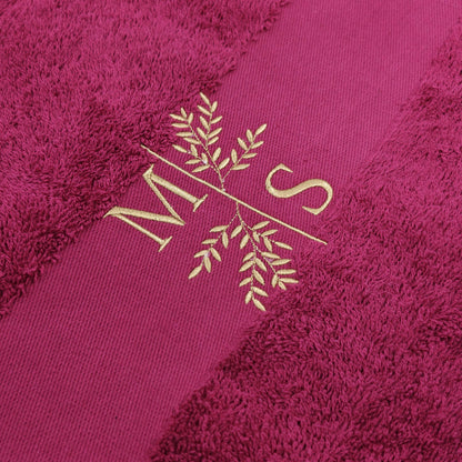 Detail Stickerei Initialen mit Blumenmotiv auf personalisiertem pinkem Handtuch
